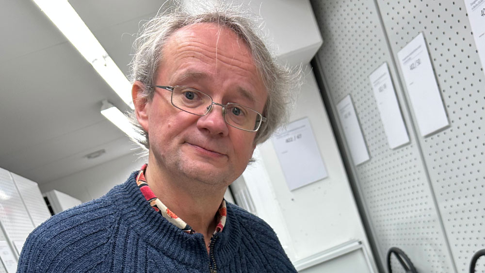 Mann mit Brille und grauen Haaren