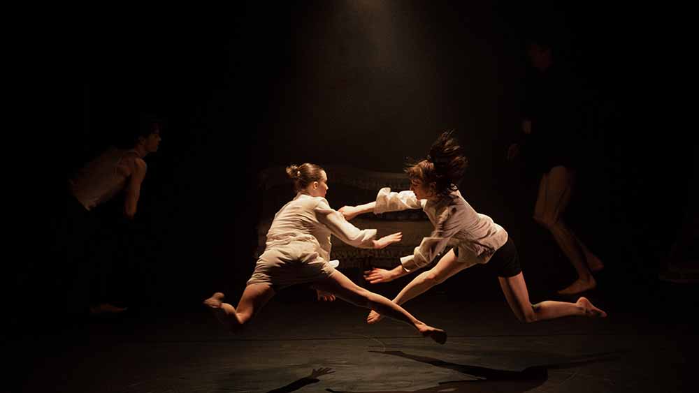 Zwei Frau drehen sich auf einer Bühne im Kreis