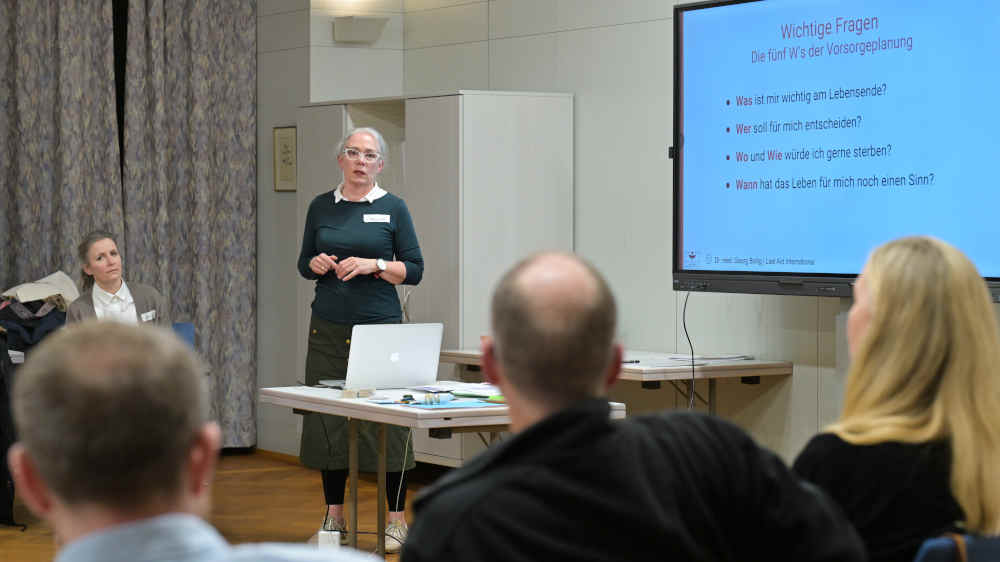 Teilnehmer und Kursleiter im "Letzte-Hilfe-Kurs"