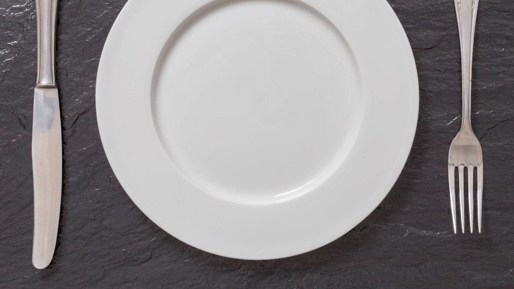 Leerer Teller mit Besteck