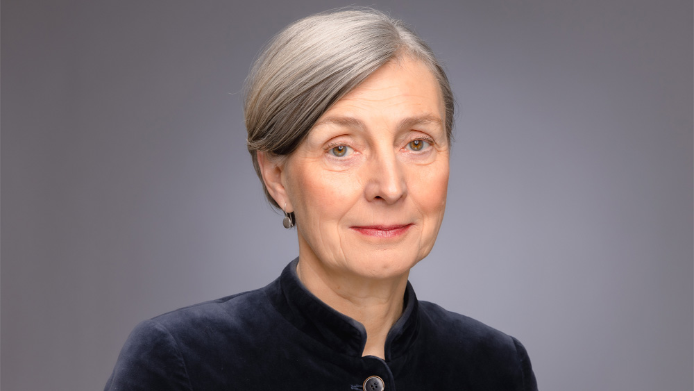 Ältere Frau vor grauem Hintergrund