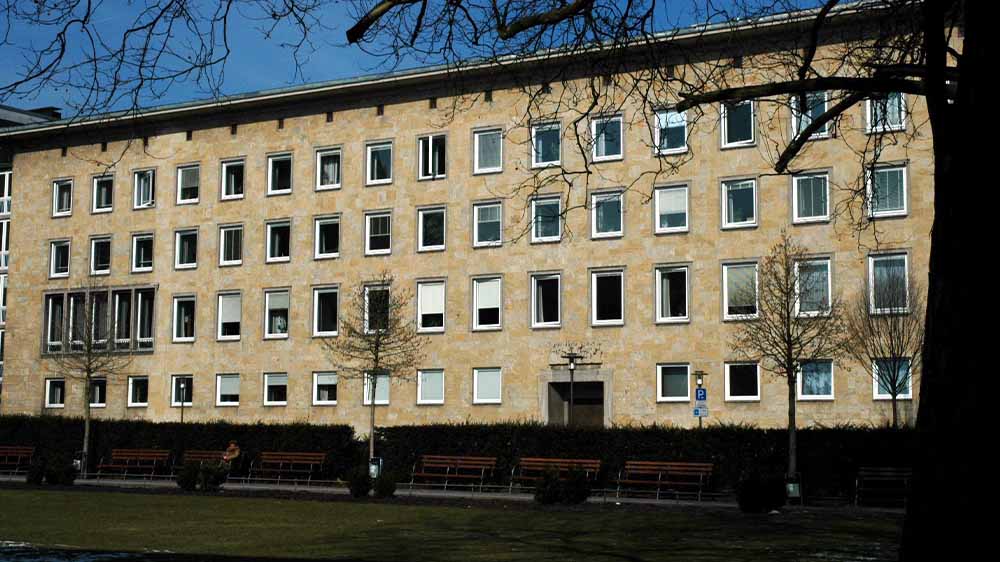 Gelblich-beiges Gebäude