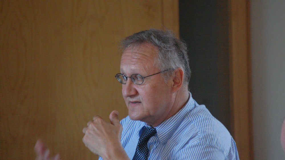 Mann mit Brille und grauem Haar und Schlips