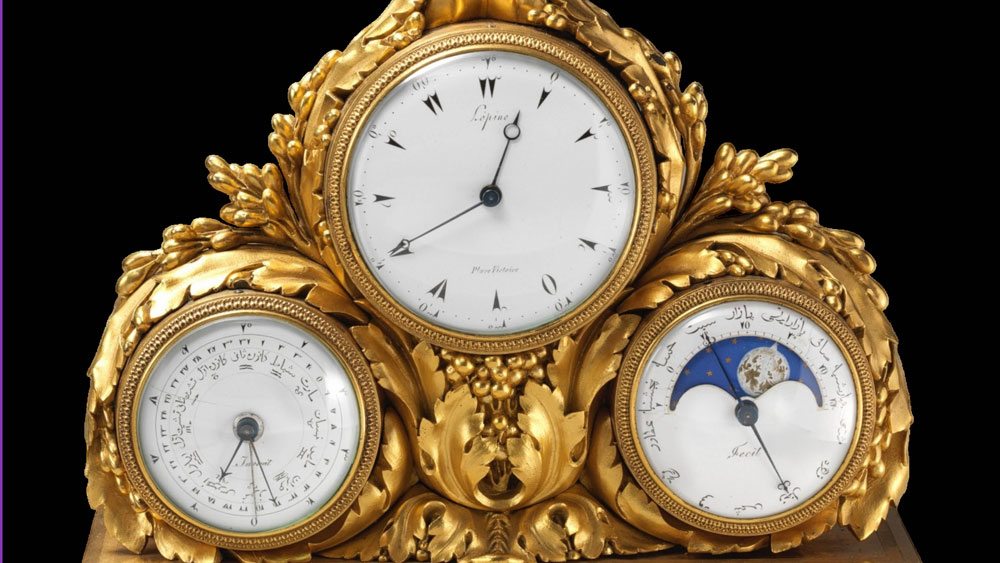 Goldene Tischuhr mit drei Ziffernblättern