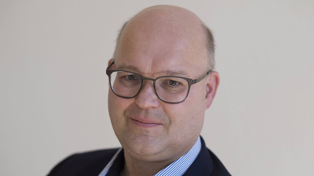 Mann mit Halbglatze und Brille