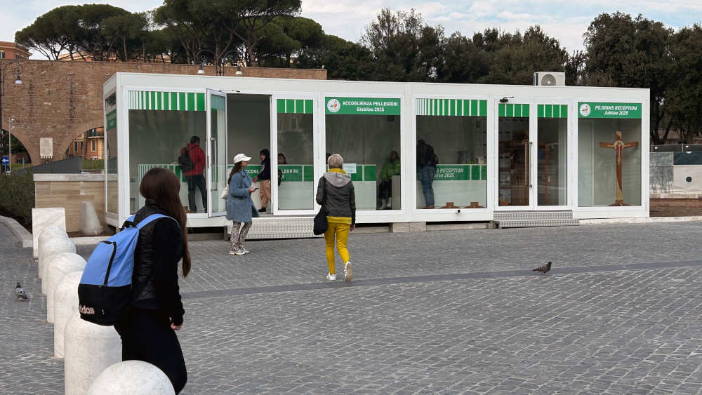 Pilgerbüro auf einem Platz mit Menschen