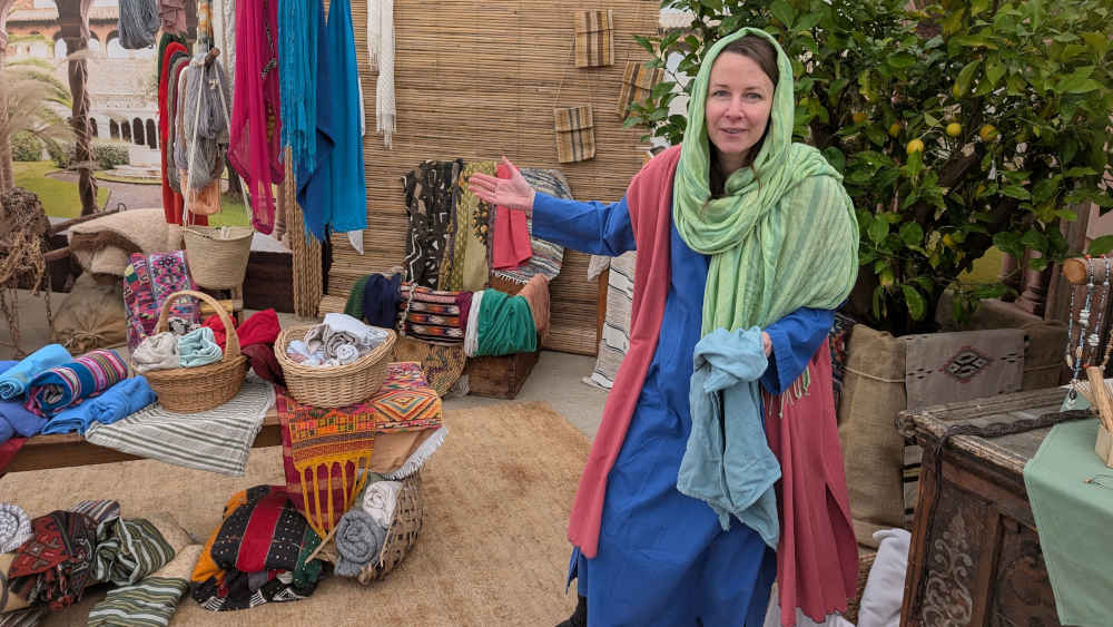 Frau in einer inszenierten Marktszene