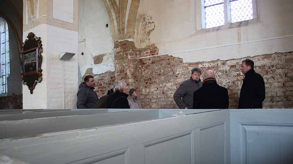 Mitglieder des Kirchengemeinderats besprechen sich in der Kirche von Trent