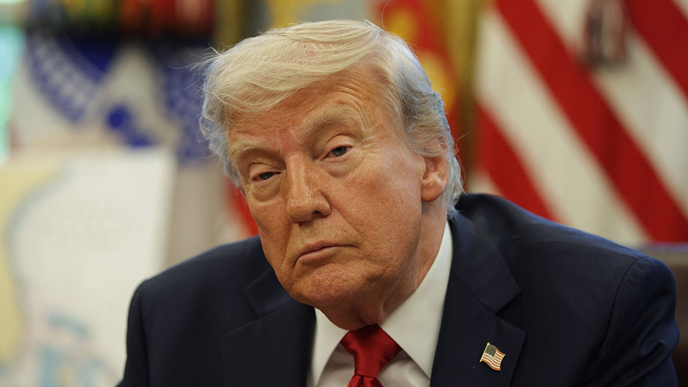 Mann mit roter Krawatte und dunklem Anzug vor US-Flagge