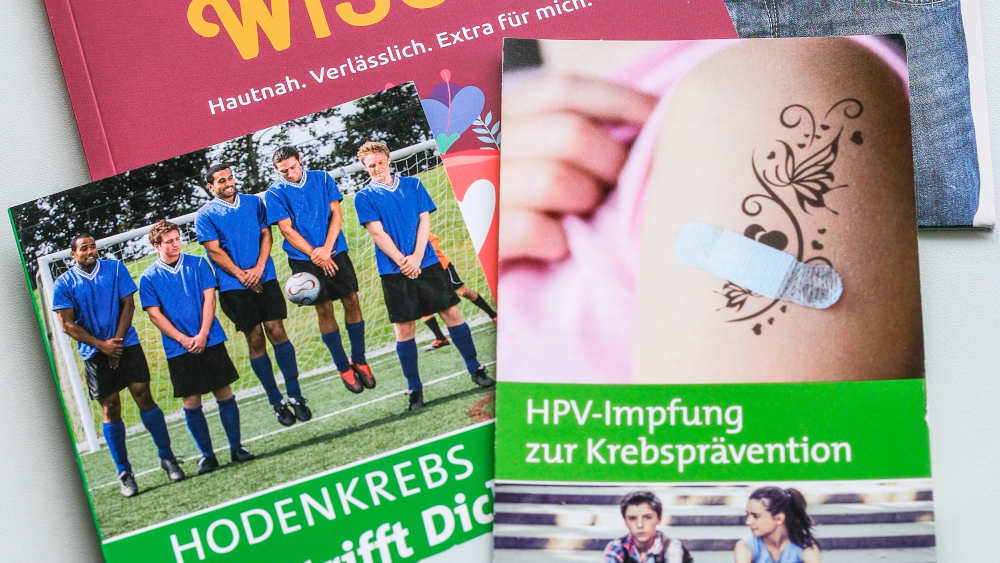 Mehrere Infobroschüren zu Vorsorgeuntersuchungen, Impfungen und Krebsaufklärung für Jugendliche