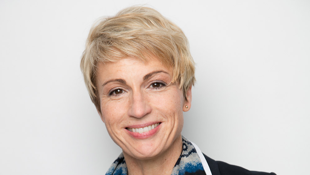 Blonde Frau lächelt.