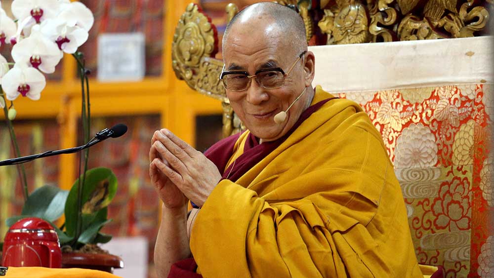 Mann mit Glatze faltet Hände zum Gebet