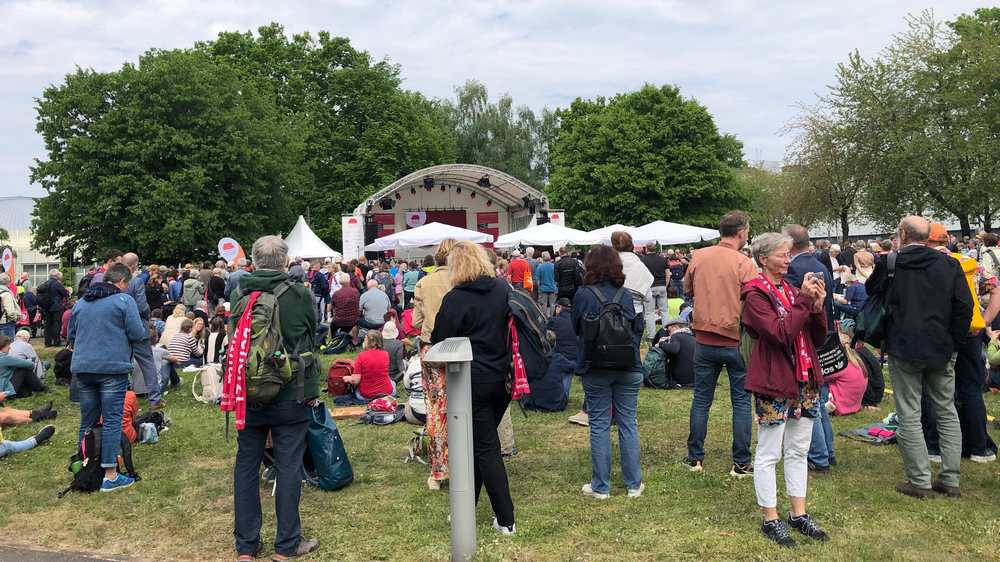 Viele Menschen vor einer Bühne