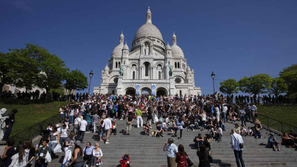 Viele Besucher und Touristen vor der Basilika Sacre-Coeur