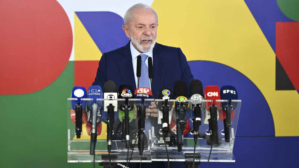 Älterer Mann mit Bart vor Mikrofonen