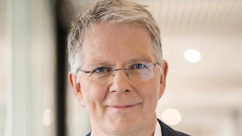 Mann mit grauem Haar und Brille