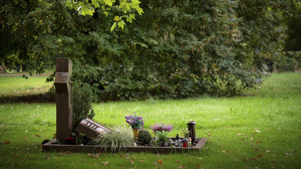 Einzelgrab auf einer Friedhofswiese