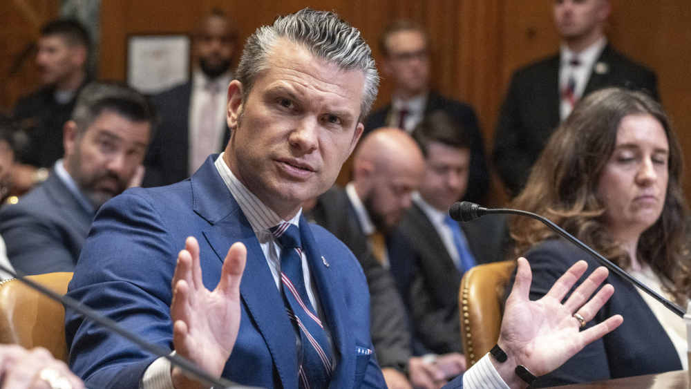 Mann mit verteidigender Geste