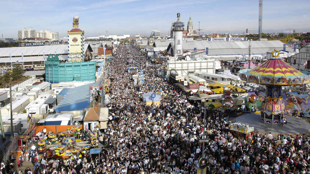 Menschenmassen in der Bierbudenstrasse beim Oktoberfest