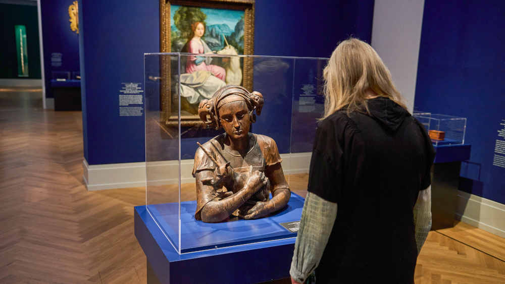 Frau schaut sich ein Ausstellungs-Exponat an