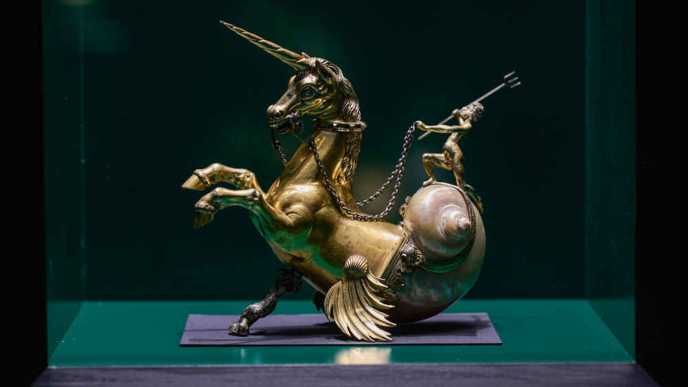 Einhorn-Kunstwerk in einer Vitrine