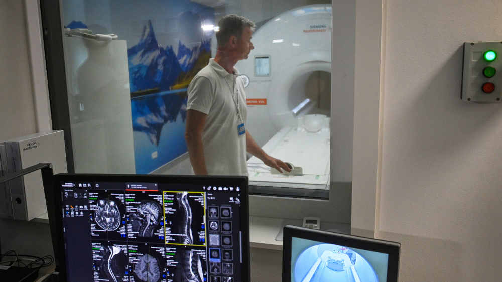 Pfleger steht in einem MRT-Untersuchungsraum