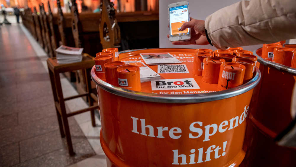 Spendenaktion "Brot für die Welt" in einer Kirche