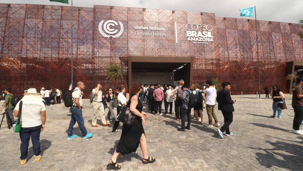 Mehrere Personen vor dem Eingang zur Weltklimakonferenz