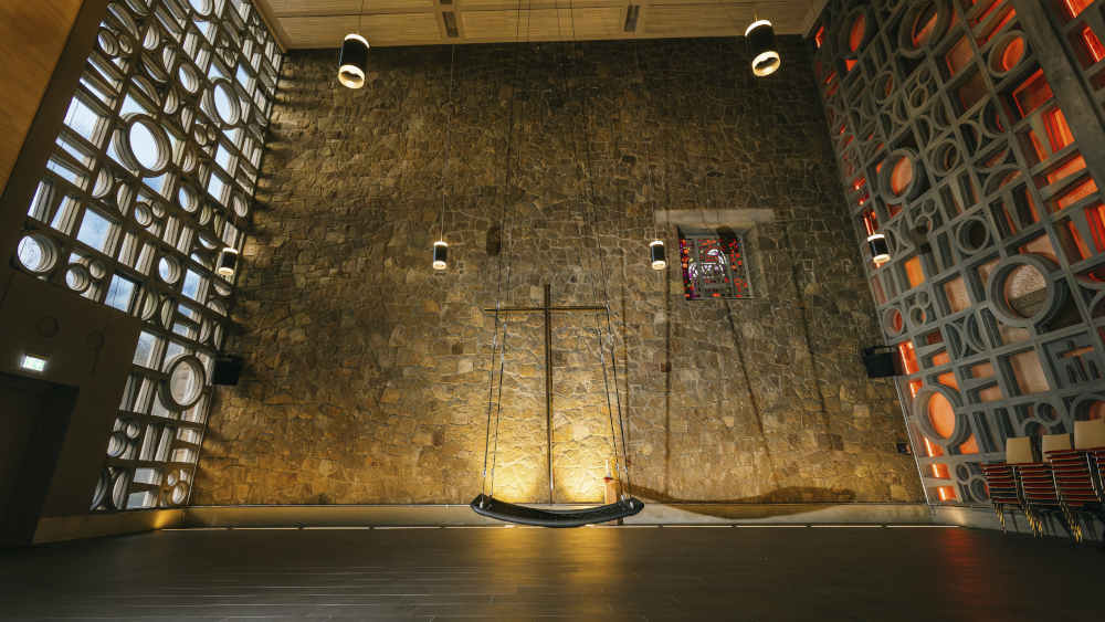 Schaukel im Kirchenraum