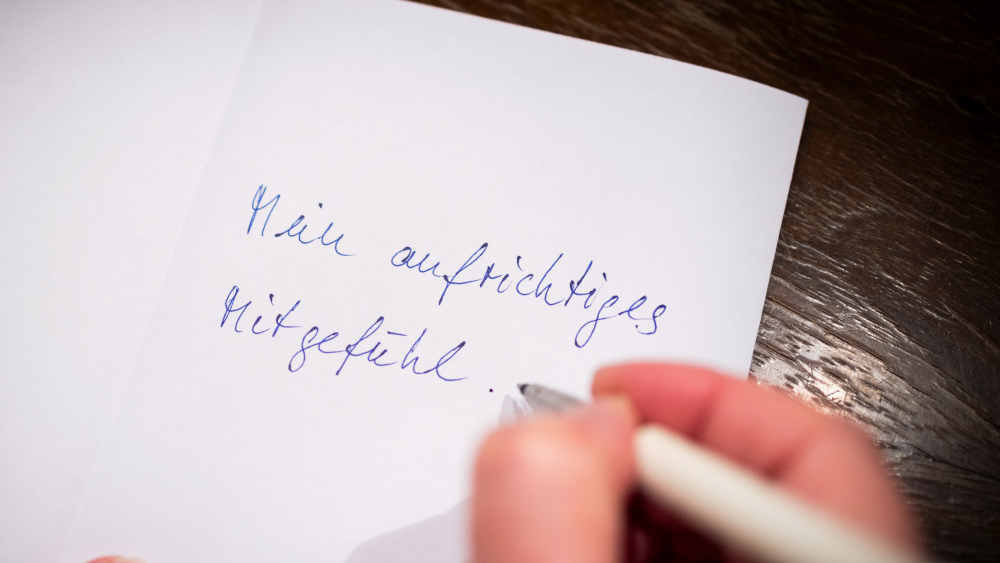 Jemand schreibt eine Trauerkarte