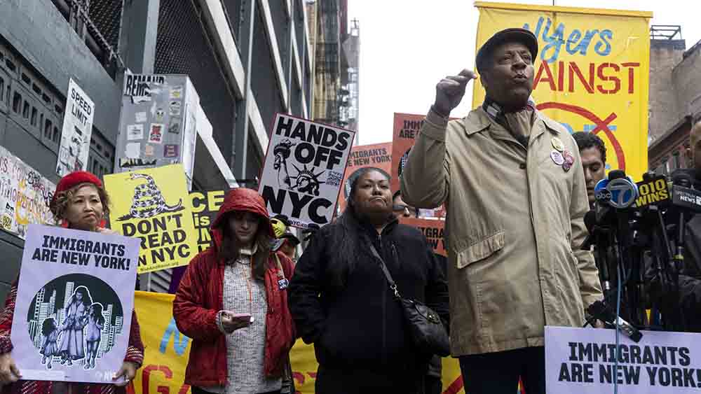 Menschenmenge mit Plakaten