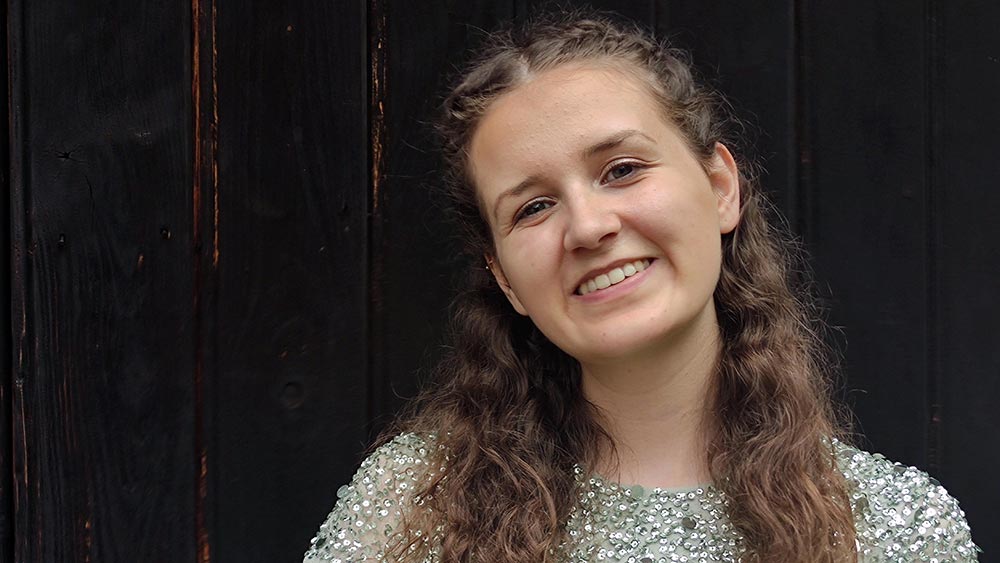 Junge Frau mit braunen Locken im Porträt