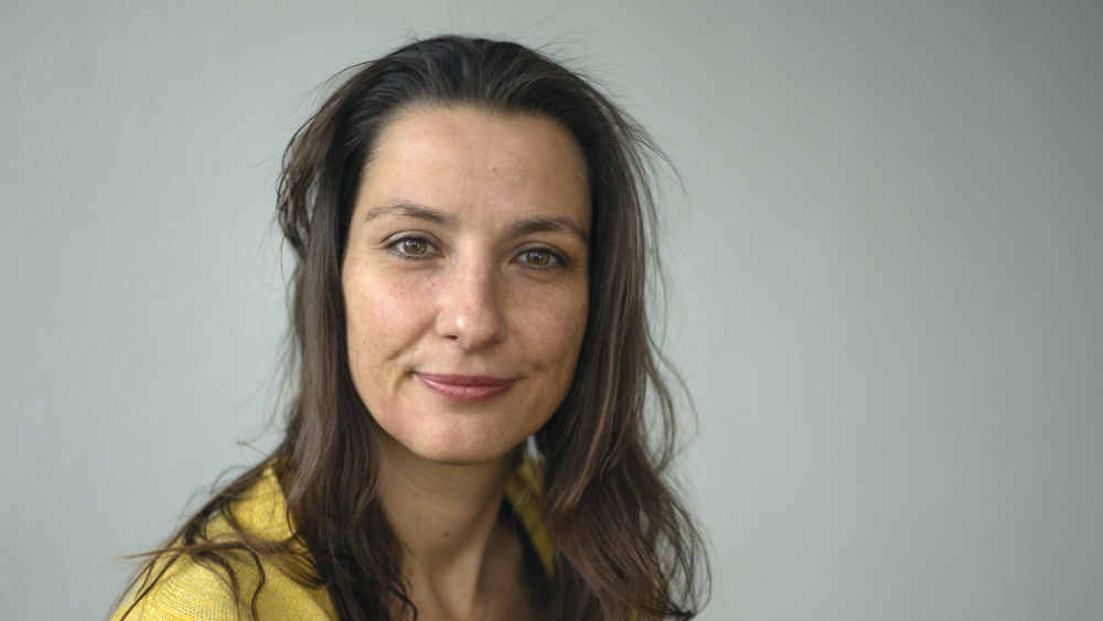 Frau mit langen braunem Haar