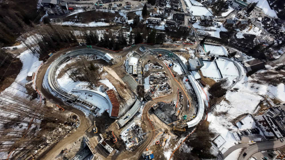 Luftbild einer Bobbahn in Cortina d’Ampezzo