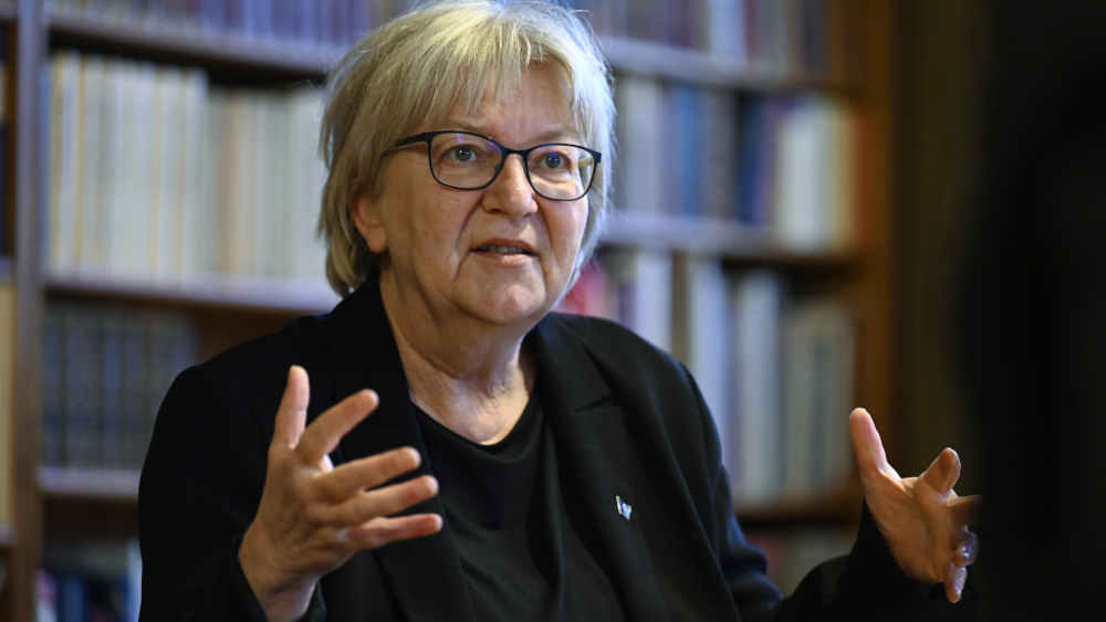 Frau beim Interview in einer Bibliothek