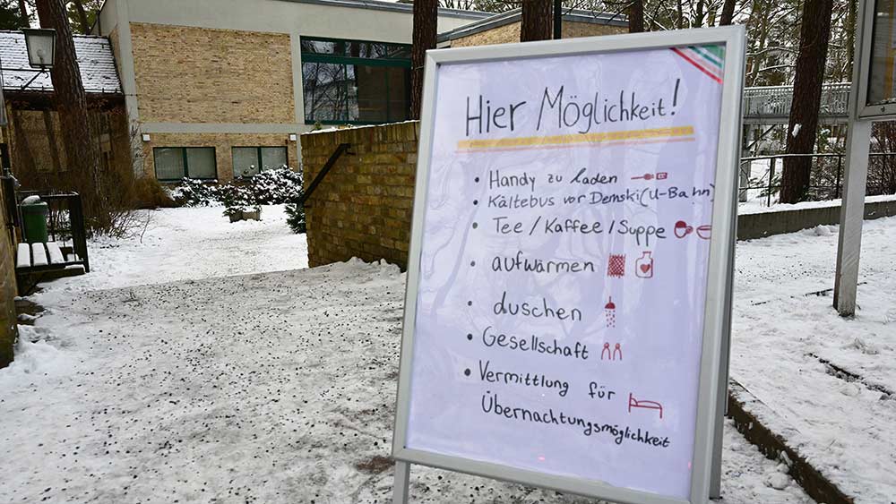 Hinweisschild vor einem Gebäude