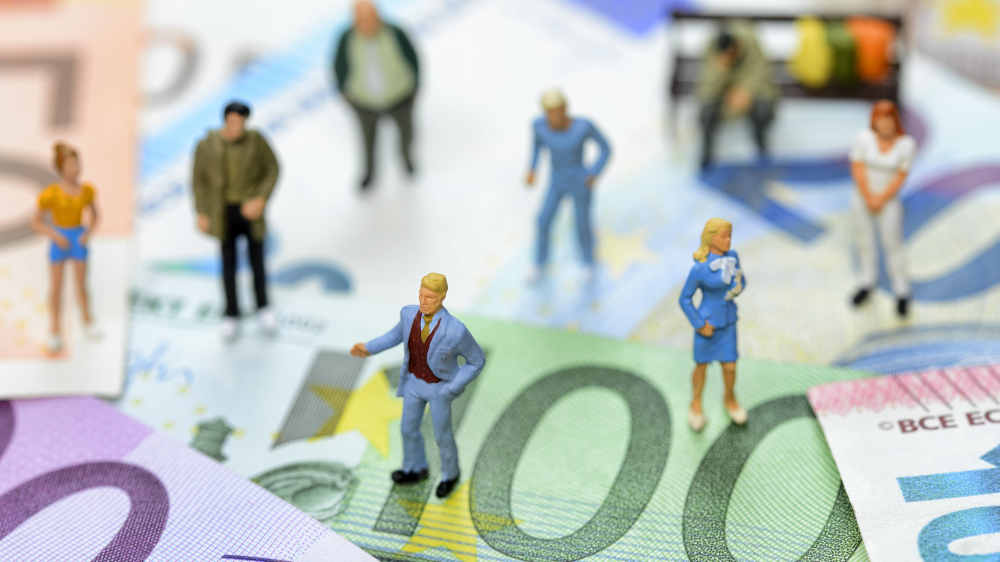 Miniaturfiguren auf Euroscheinen