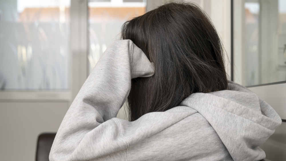 Rückansicht auf Mädchen mit dunklen langen Haaren