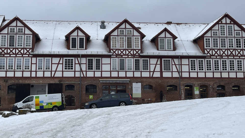 Fachwerkgebäude in verschneiter Landschaft