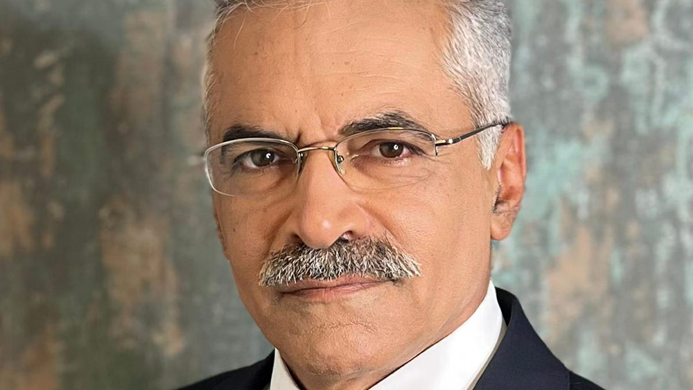 Mann mit Brille und Schnurrbart im Porträt