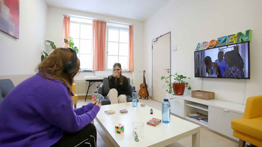 Junge Frauen spielen Karten am Tisch