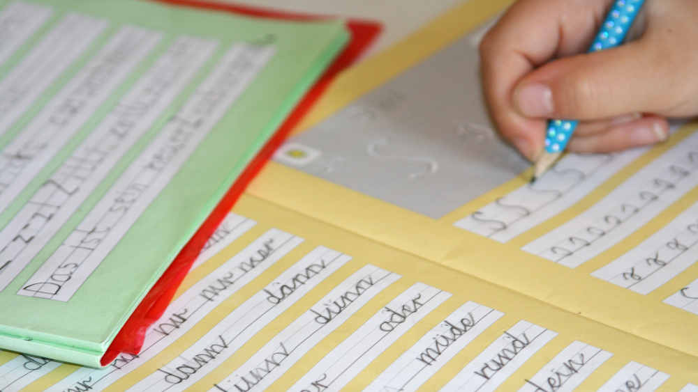 Ein Mädchen übt die Schreibschrift