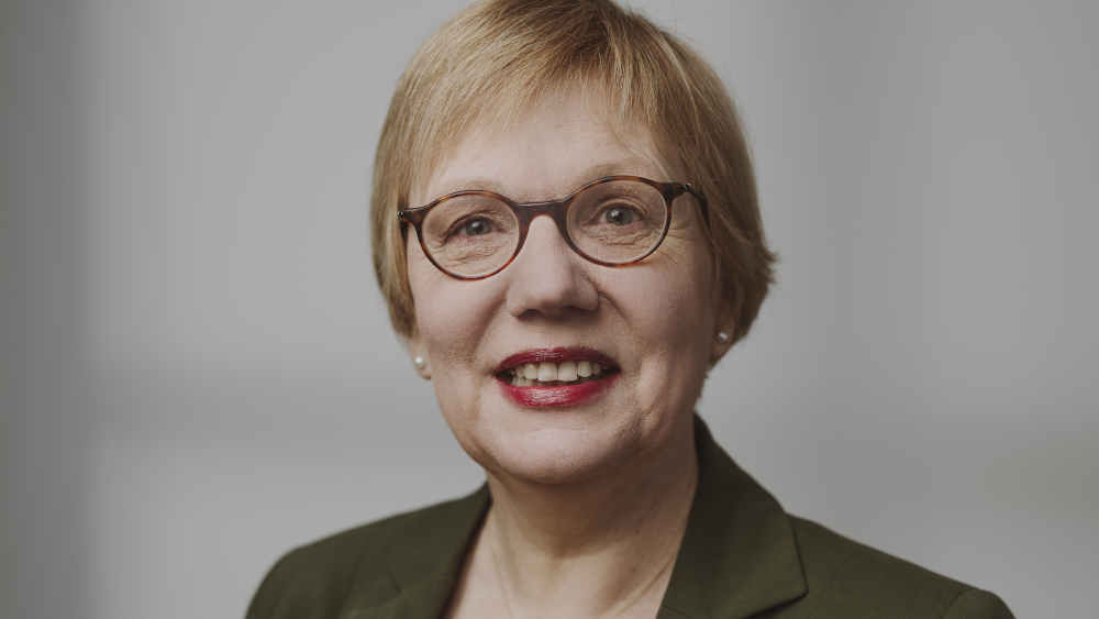 Frau mit kurzen Haaren und Brille