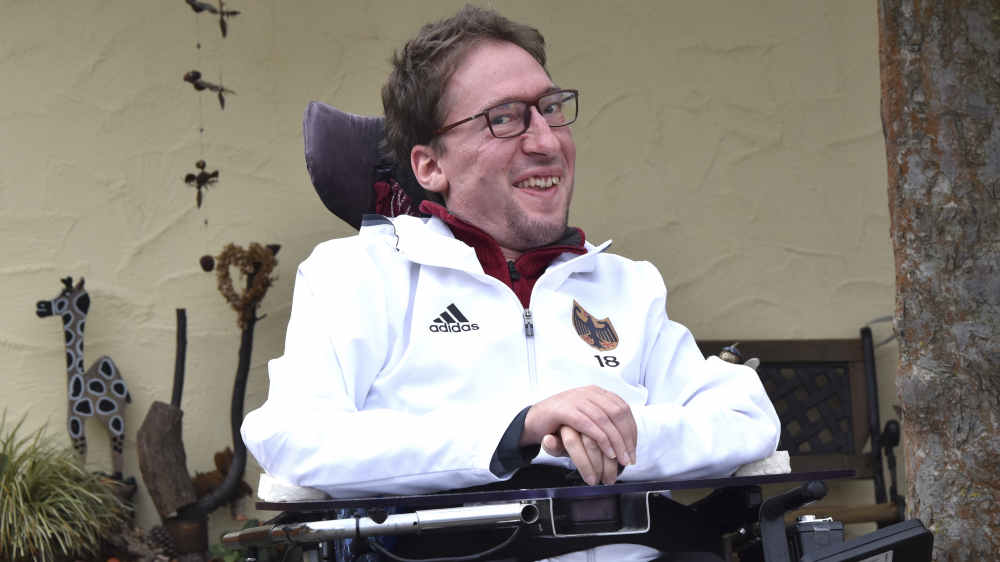Mann im Rollstuhl