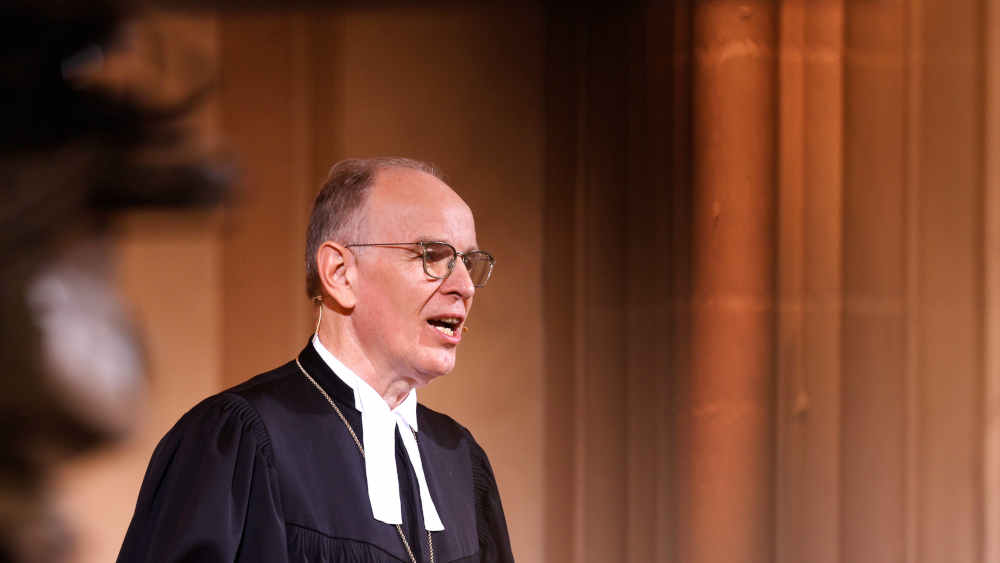 Evangelischer Bischof bei einer Predigt