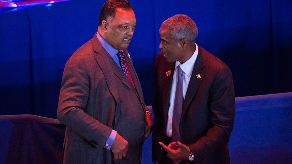 Zwei Männer in Anzügen reden miteinander