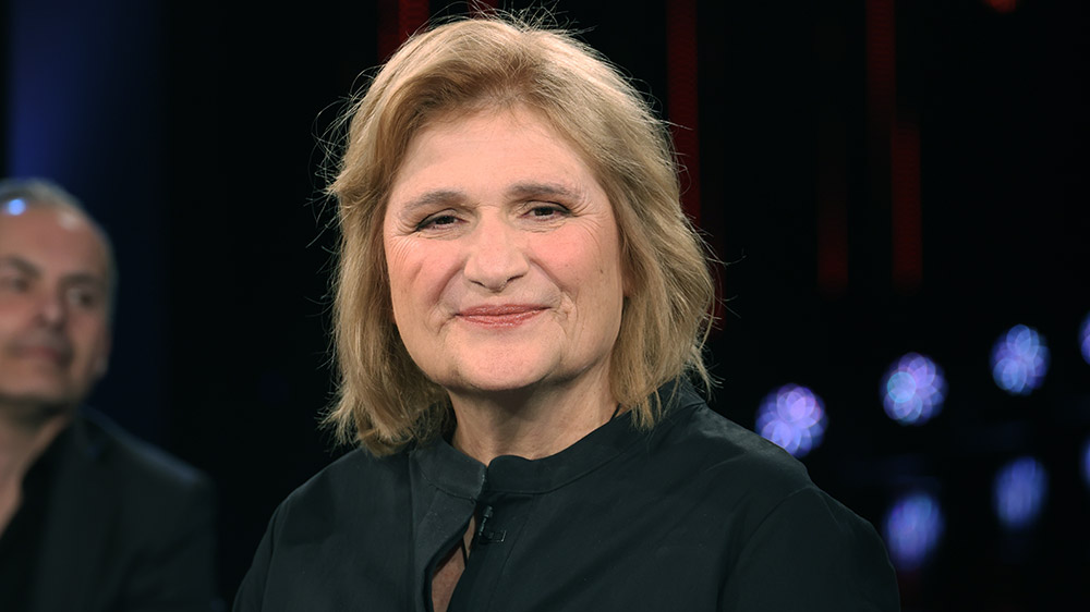 Porträtfoto Frau mit schwarzer Bluse und blonden Haaren