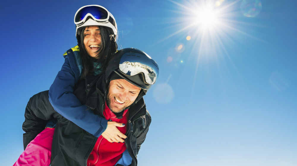 Lachendes Paar im Skiurlaub