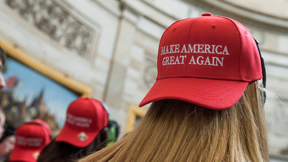 Blonde Frau trägt rote Kappe, auf der steht: "Make America great again"