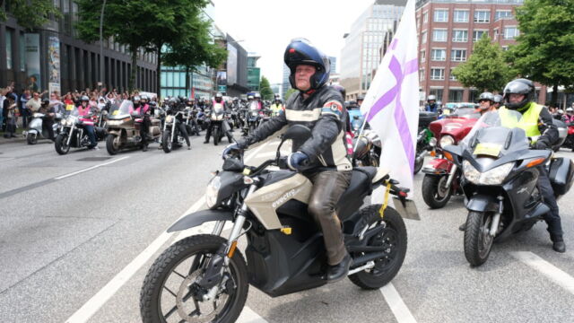 Rund 18.000 Biker haben nach Polizeiangaben am Sonntag (16.06.2019) am 36. Motorradgottesdienst (Mogo) am Hamburger Michel teilgenommen. (Foto: Als Zeichen fuer den Klimaschutz fuehrt Mogo-Pastor Lars Lemke den Konvoi auf einem Elektro-Motorrad der Marke "Zero" an) Nach dem Gottesdienst startete gegen 13 Uhr der Konvoi ueber die Elbbruecken Richtung Buchholz (Nordheide), wo anschliessend das Fest "Biker Traeume Buchholz" gefeiert wurde. Der Hamburger Mogo ist weltweit die groesste Veranstaltung seiner Art. (Siehe-epd-Meldung vom 16.06.2019)<br>
*** Local Caption *** 00396340